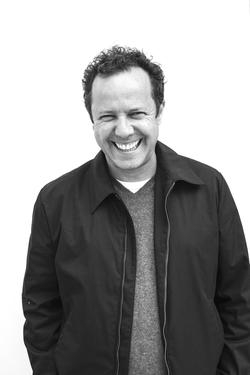 Black and white photo of Vik Muniz